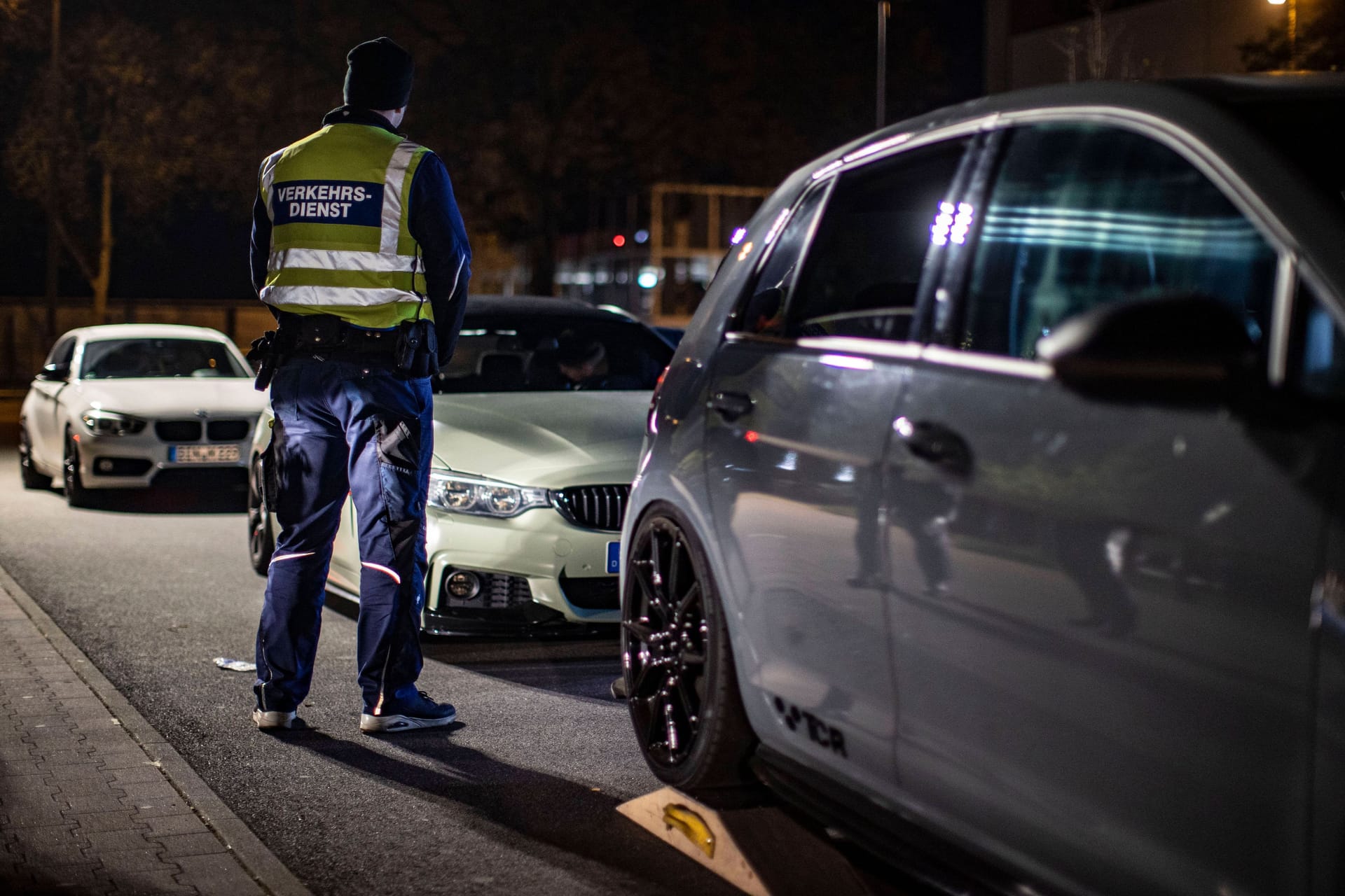 Die Polizei kontrolliert am Samstagabend in Hannover den Verkehr (Archivbild): Ein Raser ging den Beamten ins Netz.