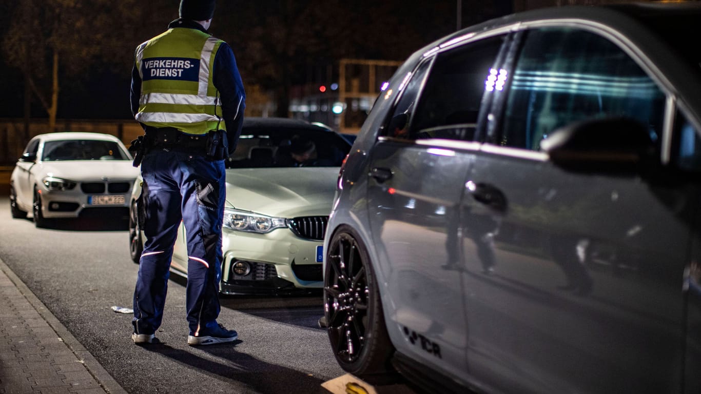 Die Polizei kontrolliert am Samstagabend in Hannover den Verkehr (Archivbild): Ein Raser ging den Beamten ins Netz.