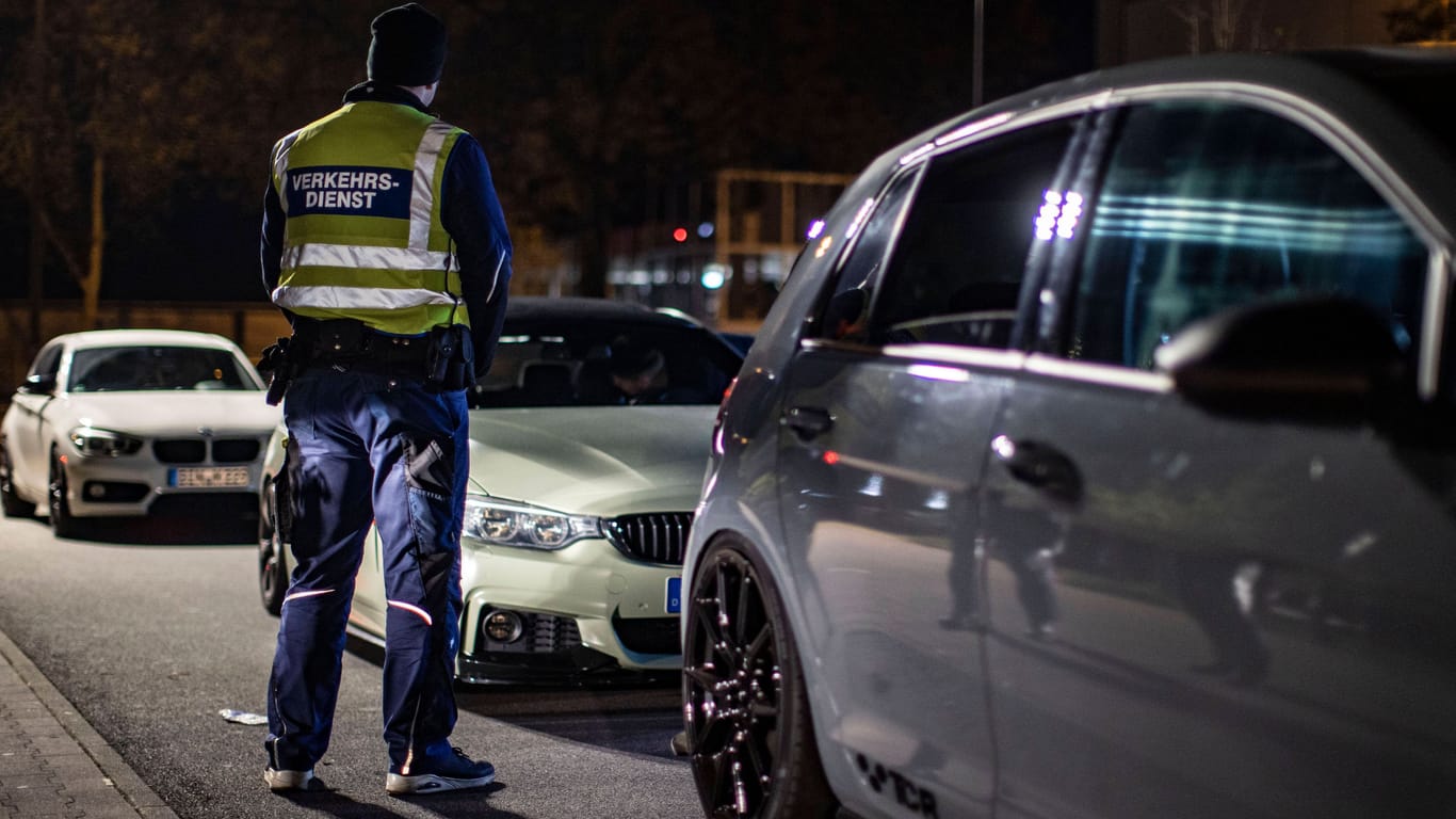 Die Polizei kontrolliert am Samstagabend in Hannover den Verkehr (Archivbild): Ein Raser ging den Beamten ins Netz.
