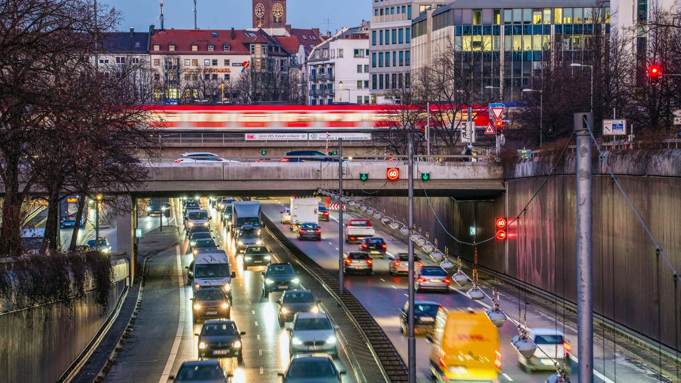 Berufsverkehr auf dem Mittleren Ring in München: Dre größte Teil der CO2-Emisionen im Verkehrssektor stammt von Autos, Lkw und Motorrädern.