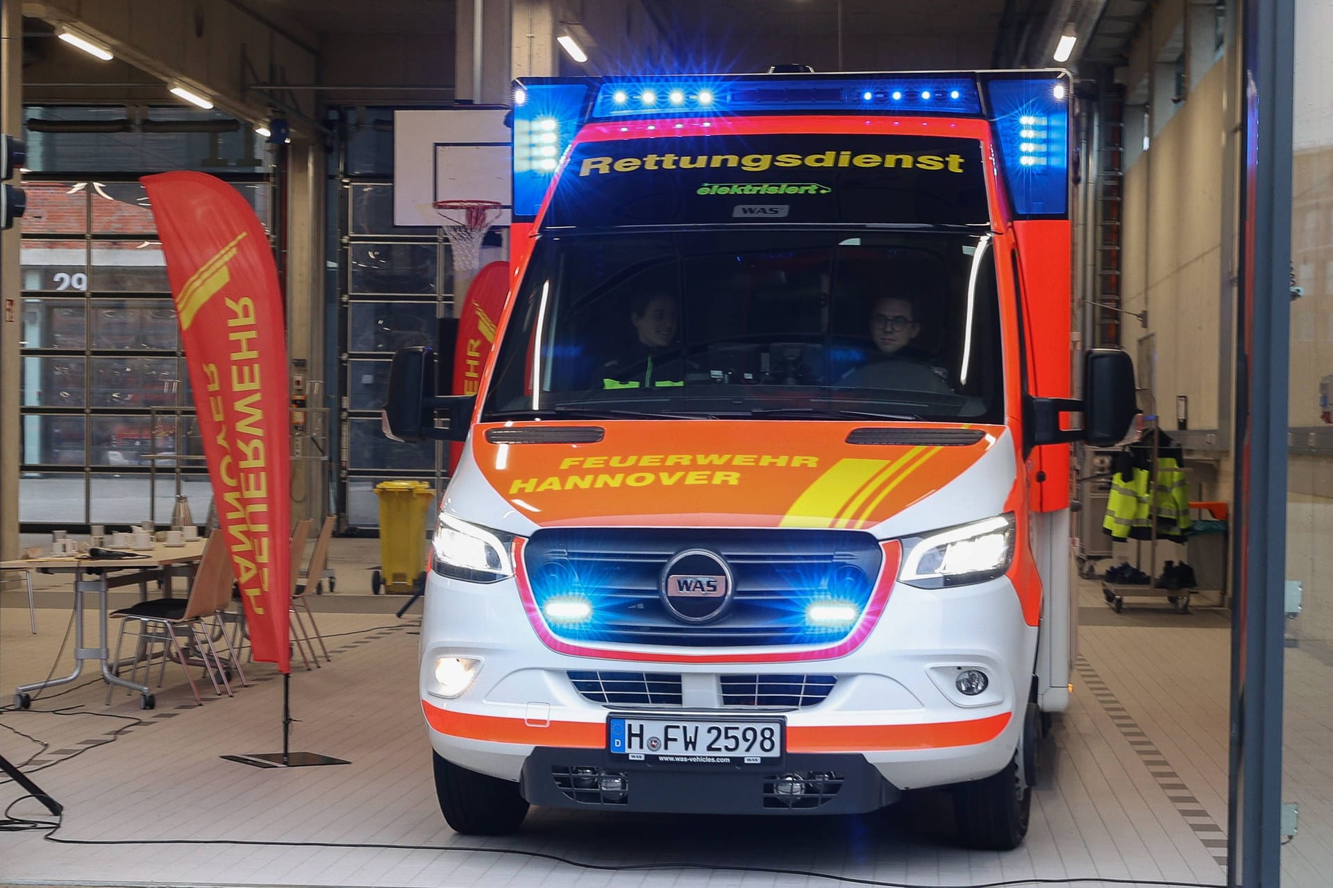 Der erste elektrische Rettungswagen der Feuerwehr Hannover geht in Dienst: Das Fahrzeug ist ab sofort im Einsatz.