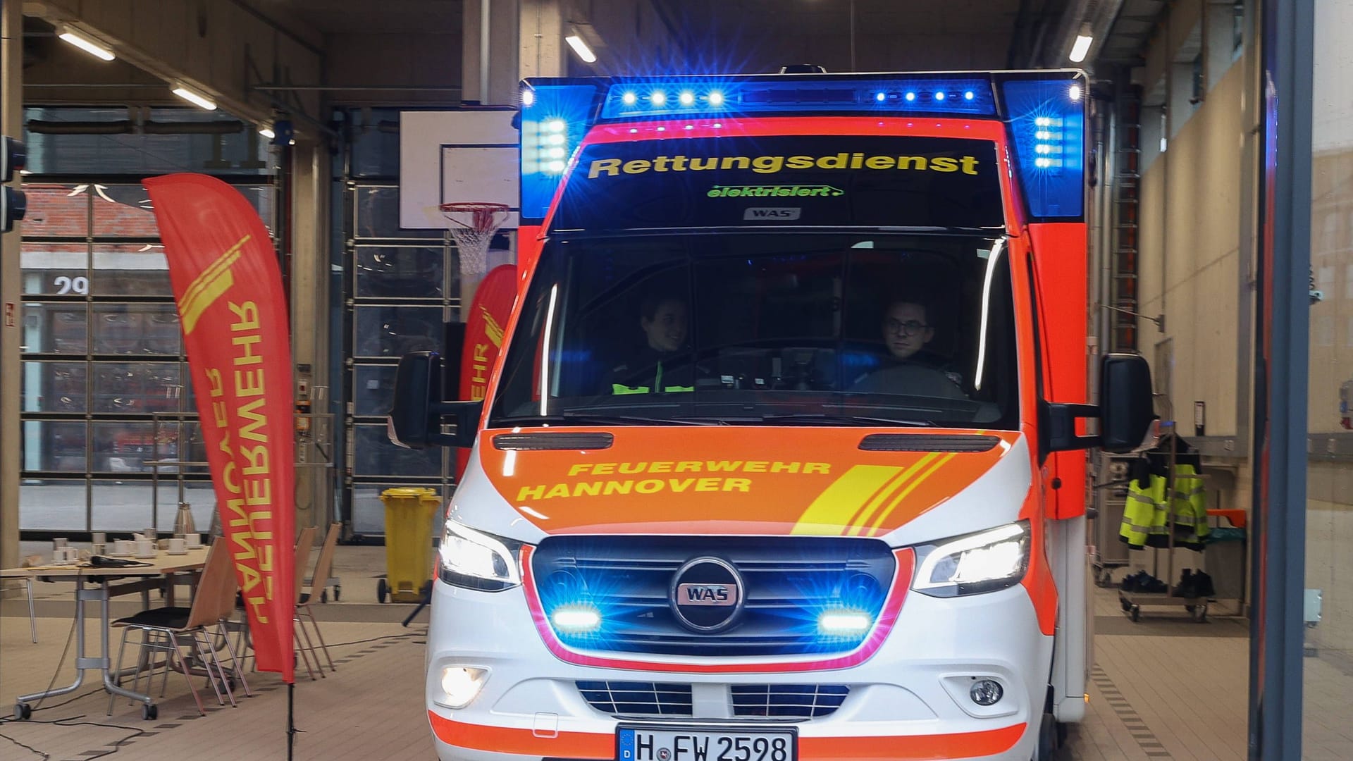 Der erste elektrische Rettungswagen der Feuerwehr Hannover geht in Dienst: Das Fahrzeug ist ab sofort im Einsatz.