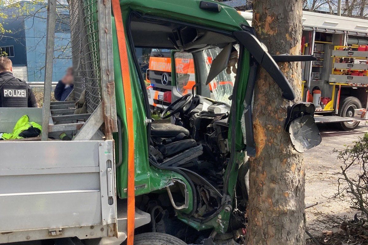 Unfall am Katharinenkreisel in Frankfurt: Zwei Personen wurden verletzt.