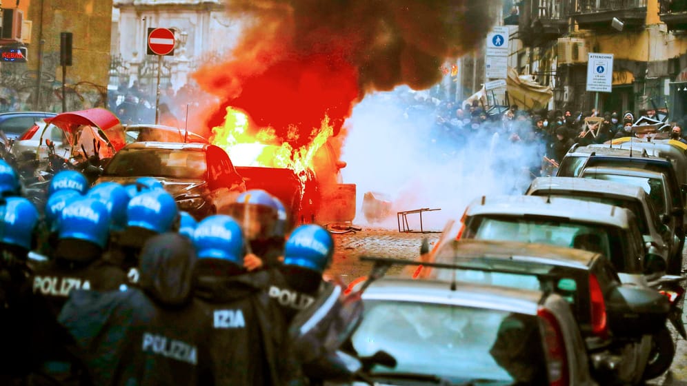 Eskalation: Die neapolitanische Polizei im Einsatz gegen die Frankfurter Hooligans.