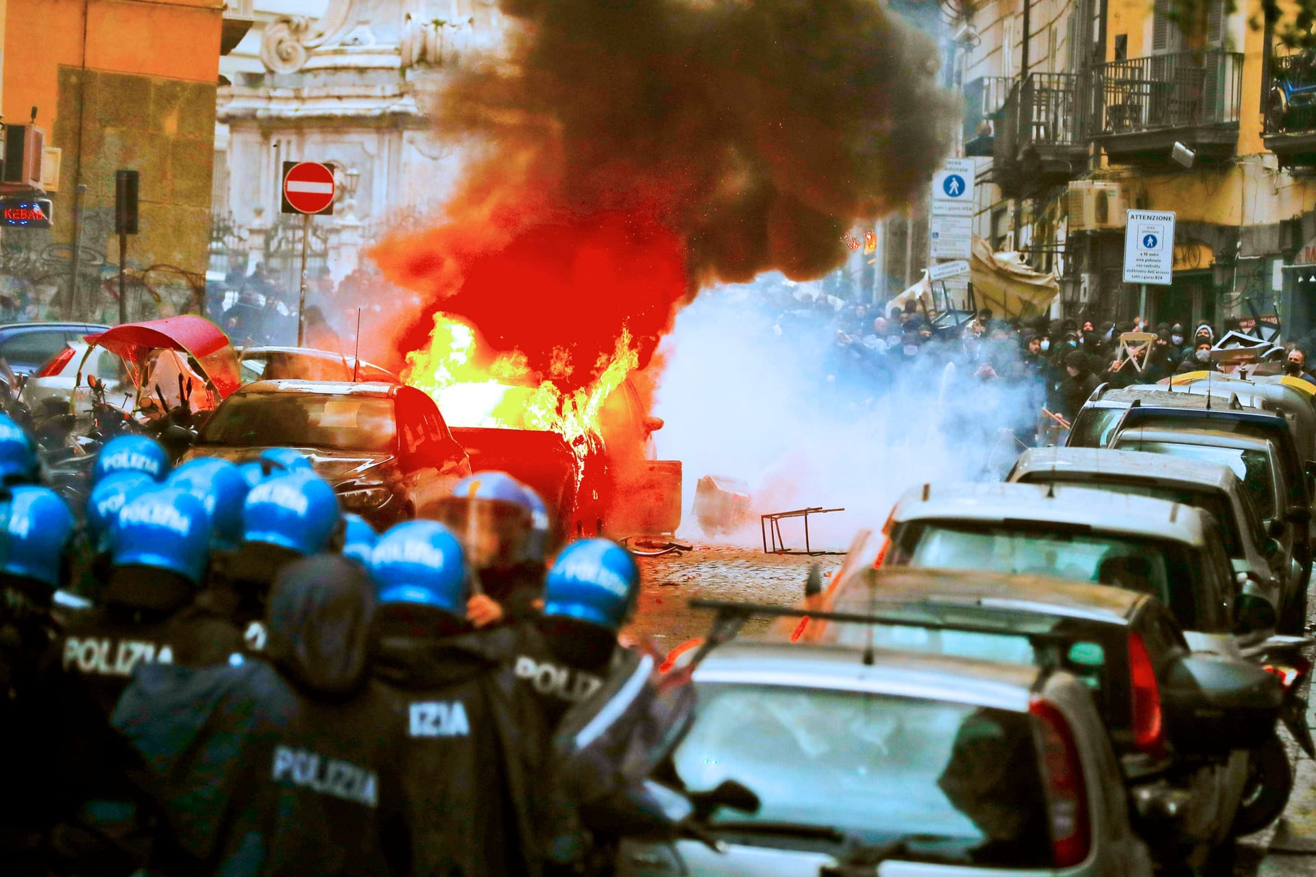 Eskalation: Die neapolitanische Polizei im Einsatz gegen die Frankfurter Hooligans.