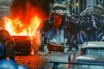 Vermummte Hooligans randalieren auf der Straße: Der Mittwoch in Neapel lieferte einige erschreckende Bilder.