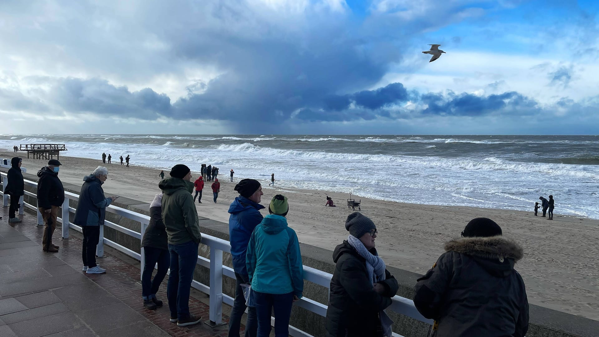 Touristen stehen auf der Promenade in Westerland (Symbolbild): Am Rande des Hauptortes der Nordseeinsel Sylt wurde ein toter Mann gefunden. Touristen stehen auf der Promenade in Westerland (Symbolbild): Am Rande des Hauptortes der Nordseeinsel Sylt wurde ein toter Mann gefunden.