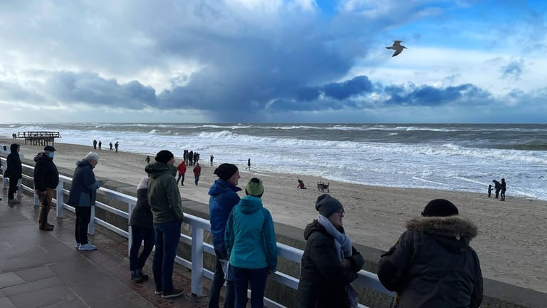 Touristen stehen auf der Promenade in Westerland (Symbolbild): Am Rande des Hauptortes der Nordseeinsel Sylt wurde ein toter Mann gefunden.