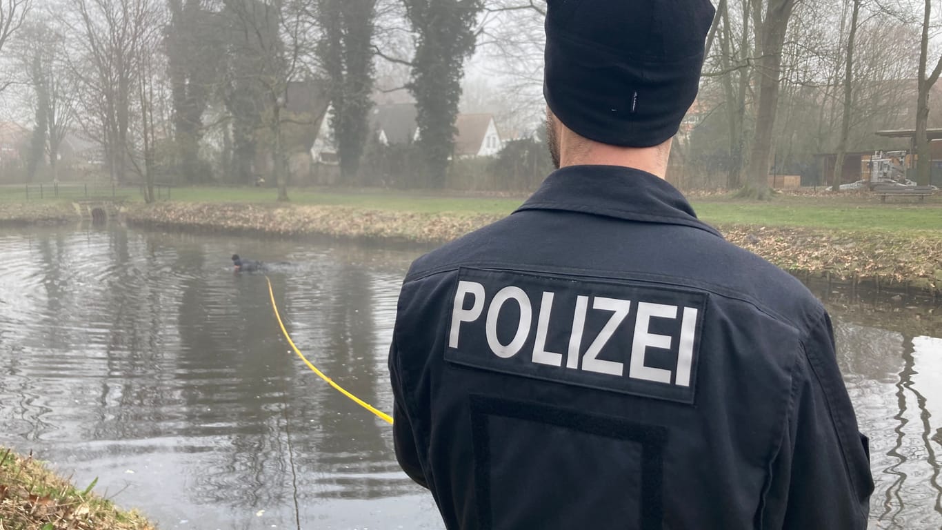 Taucher suchten ein Gewässer in Delmenhorst ab. Ob sie etwas fanden, blieb unklar.