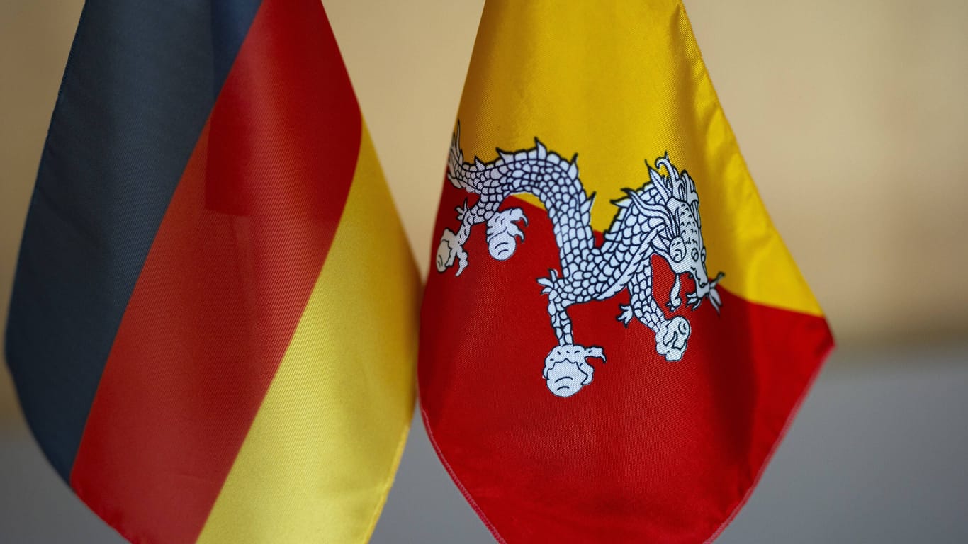 Die deutsche und die bhutanische Flagge.