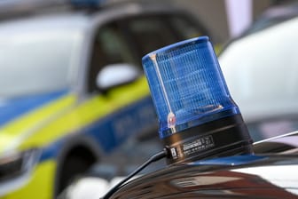 Ein Blaulicht auf dem Dach eines Einsatzfahrzeuges der Polizei (Symbolbild): Aus einer Garage haben Unbekannte E-Bikes gestohlen.