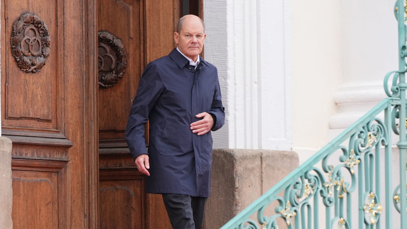 Bundeskanzler Olaf Scholz (SPD) kommt vor der Klausurtagung des Bundeskabinetts im Gästehaus der Bundesregierung in Meseberg.