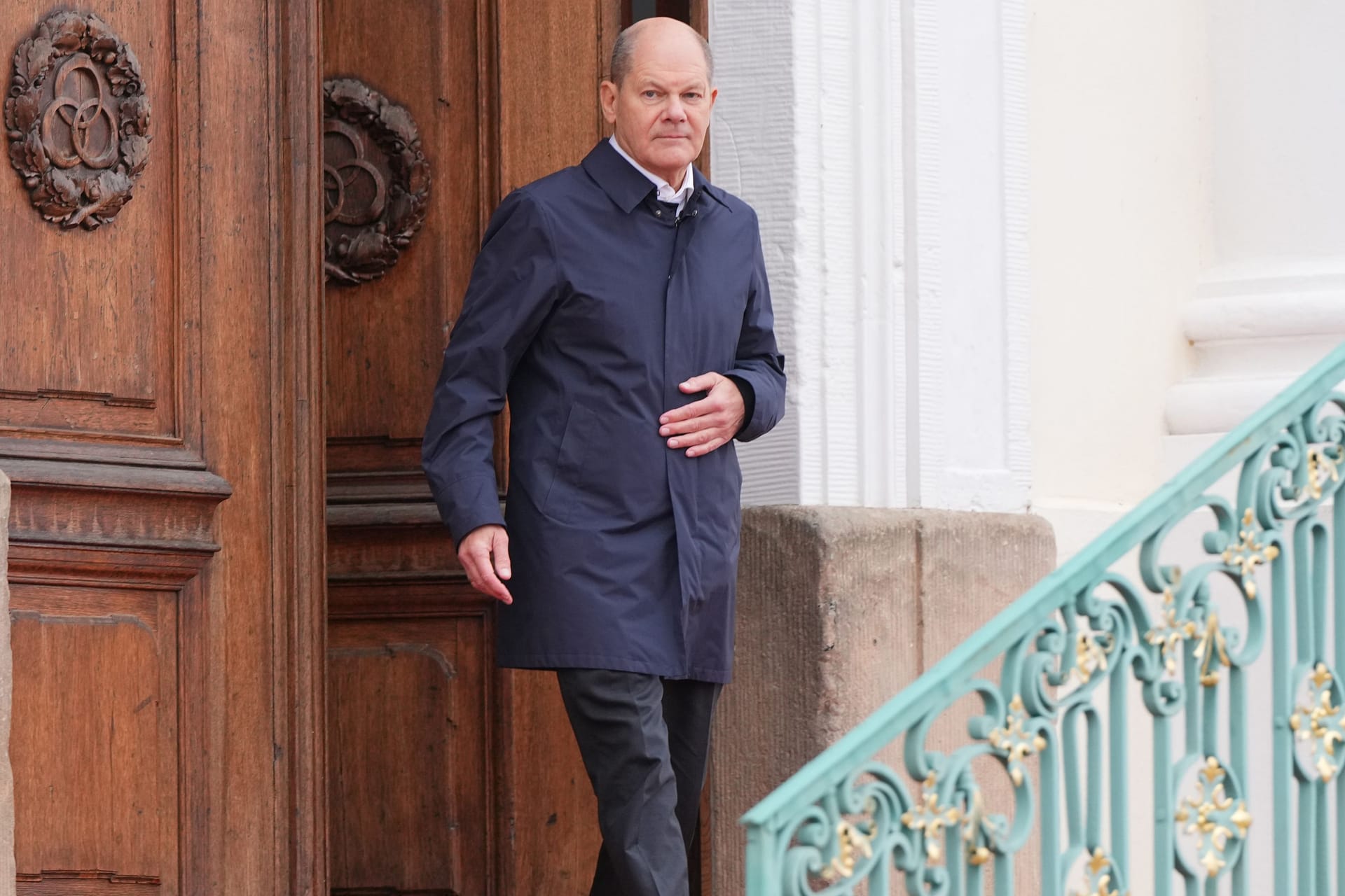 Bundeskanzler Olaf Scholz (SPD) kommt vor der Klausurtagung des Bundeskabinetts im Gästehaus der Bundesregierung in Meseberg.