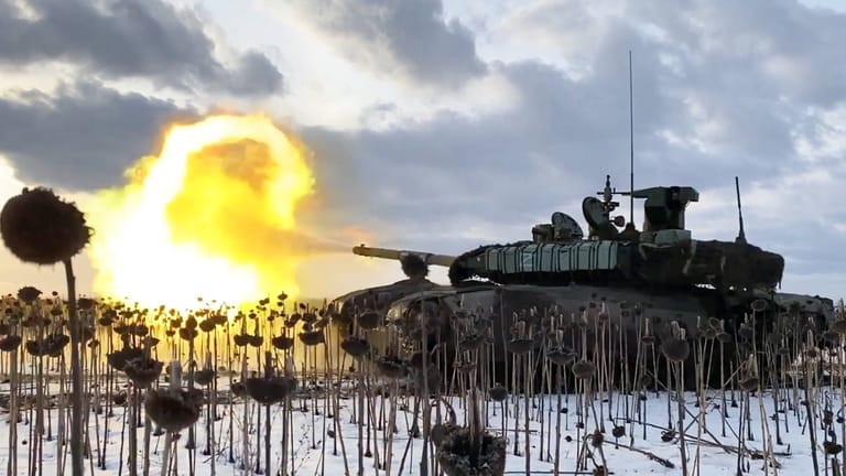 Ein russischer Panzer vom Typ T-90 feuert im Donbass auf ein Ziel.
