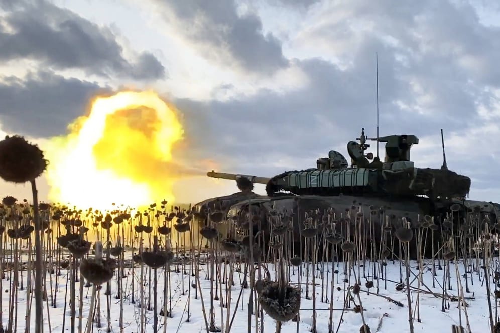 Ein russischer Panzer vom Typ T-90 feuert im Donbass auf ein Ziel.