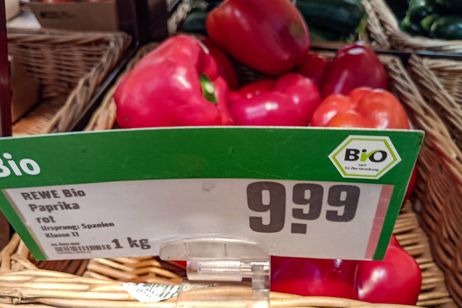 Die Preise für Obst und Gemüse, wie Paprika und Gurke, sind durch die Inflation besonders angestiegen.