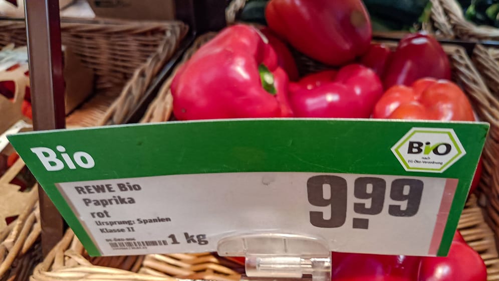 Die Preise für Obst und Gemüse, wie Paprika und Gurke, sind durch die Inflation besonders angestiegen.