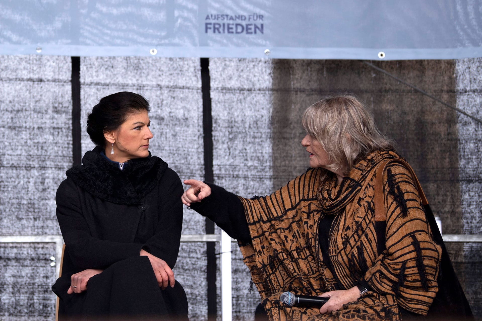 Sahra Wagenknecht und Alice Schwarzer bei der von ihnen organisierten und so benannten "Friedensdemo" in Berlin (Archivbild): Ein russischer Diplomat bekennt sich nun zu ihren Forderungen.