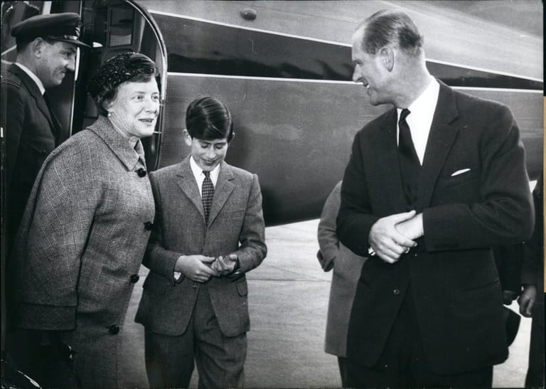 4. April, 1962: Prinzessin Margarete von Hessen begrüßt Prinz Philip und dessen Sohn Charles am Frankfurter Flughafen.