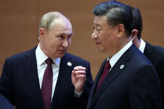 Präsidenten Putin (links) und Xi (rechts): Die USA warnen China davor, den russischen Angriffskrieg in der Ukraine mit Waffenlieferungen zu unterstützen.
