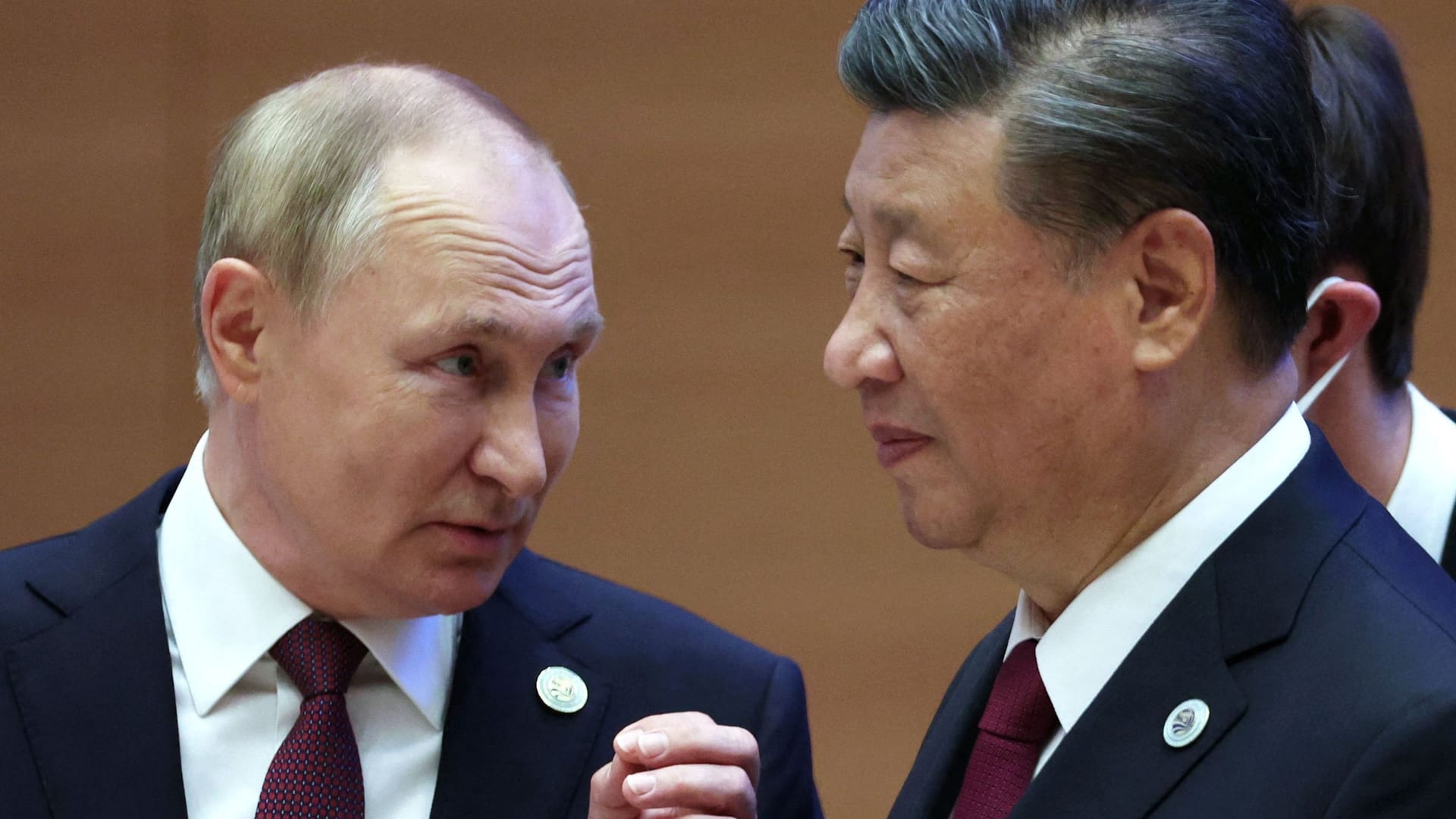 Präsidenten Putin (links) und Xi (rechts): Die USA warnen China davor, den russischen Angriffskrieg in der Ukraine mit Waffenlieferungen zu unterstützen.