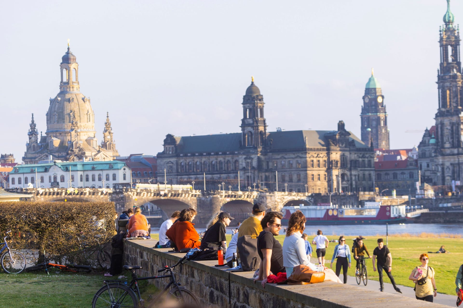 Frühling am Neustädter Elbufer Blick auf die Dresdner Altstadt.
