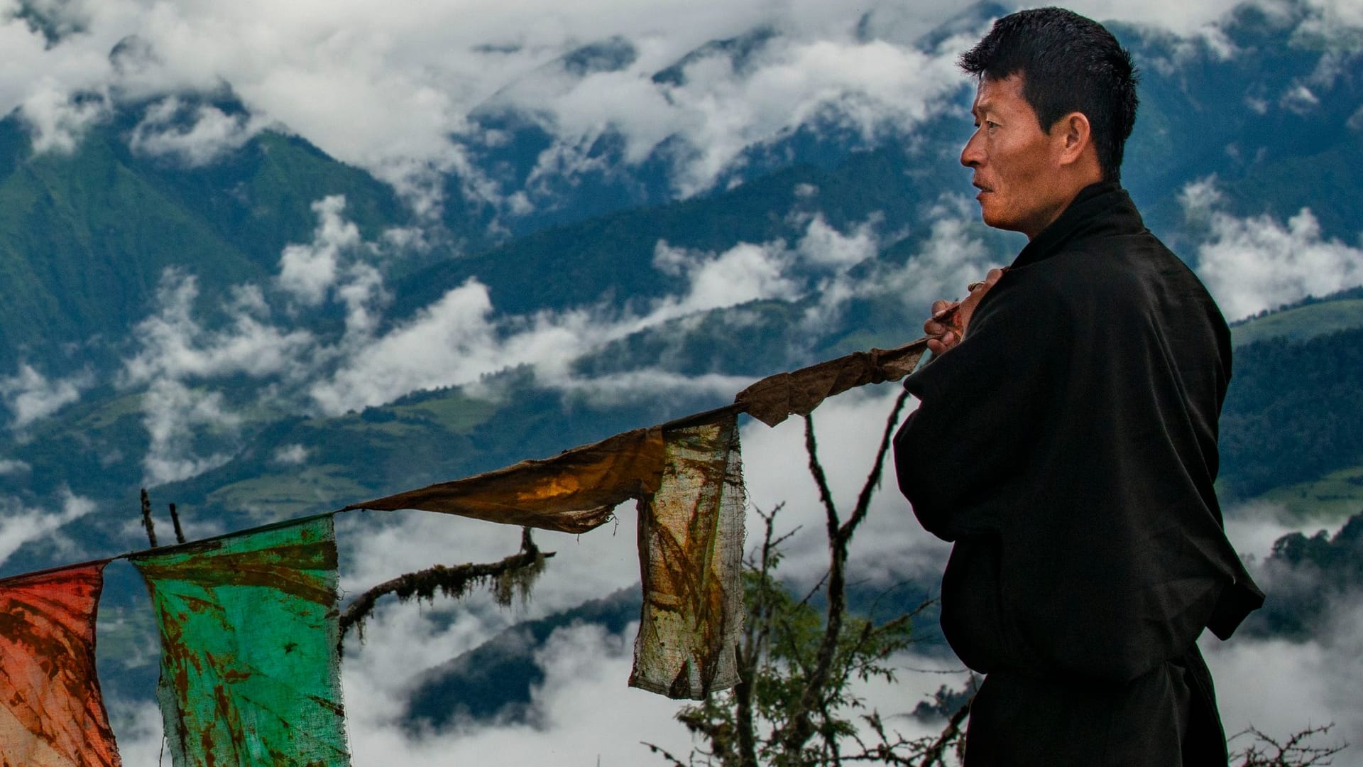 1404548186Ein Bauer auf einem Gebirgspass in Bhutan: Das Land ist ein beliebtes Reiseziel.