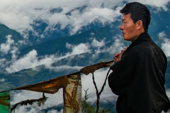 1404548186Ein Bauer auf einem Gebirgspass in Bhutan: Das Land ist ein beliebtes Reiseziel.