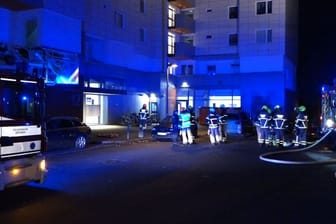 Feuerwehrleute sind am Hochhaus an der Ludwigshafener Straße im Einsatz. Die Ursache des Brandes blieb unklar.