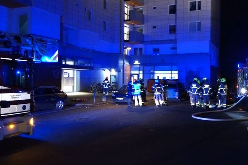 Feuerwehrleute sind am Hochhaus an der Ludwigshafener Straße im Einsatz. Die Ursache des Brandes blieb unklar.