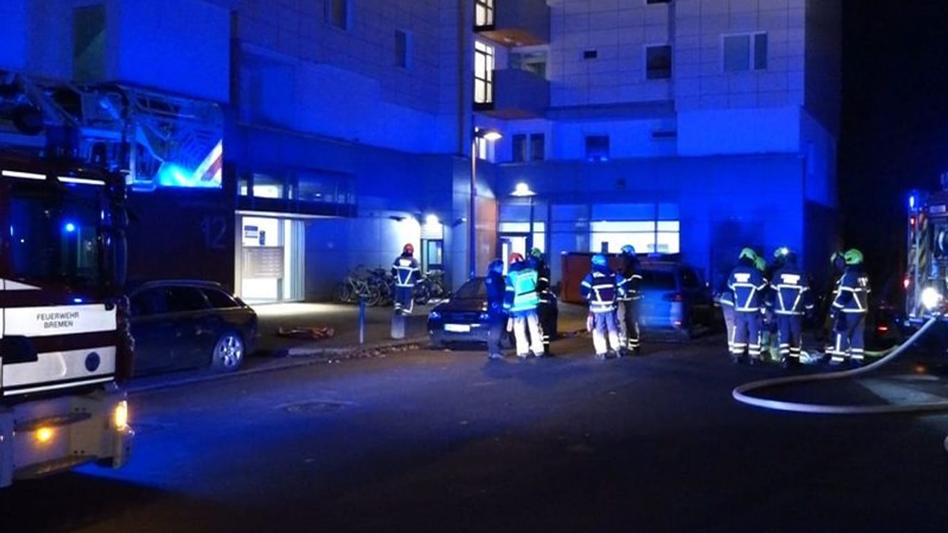 Feuerwehrleute sind am Hochhaus an der Ludwigshafener Straße im Einsatz. Die Ursache des Brandes blieb unklar.