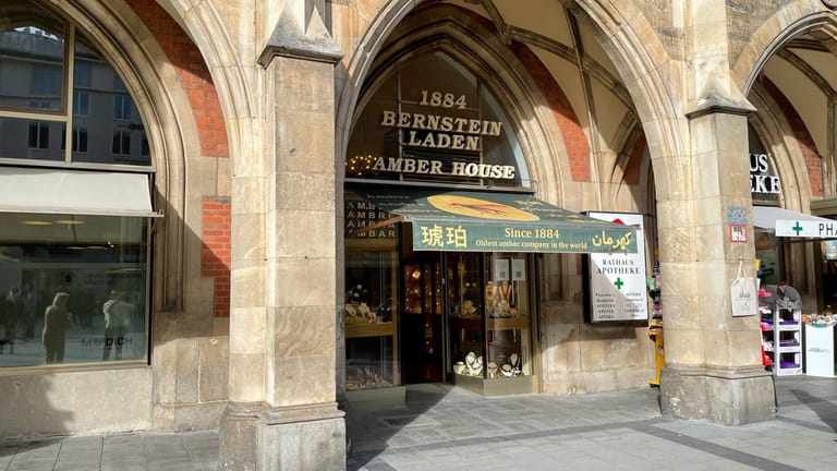 Bernsteinladen im Rathaus: Inhaberin und Mitarbeiter haben Angst, verdrängt zu werden.