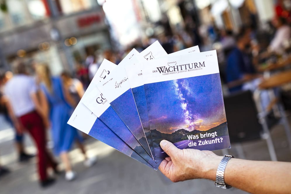 Eine Wachtturm-Broschüre der Zeugen Jehovas (Symbolbild): Wie schwer ist es eigentlich aus der Sekte auszusteigen?