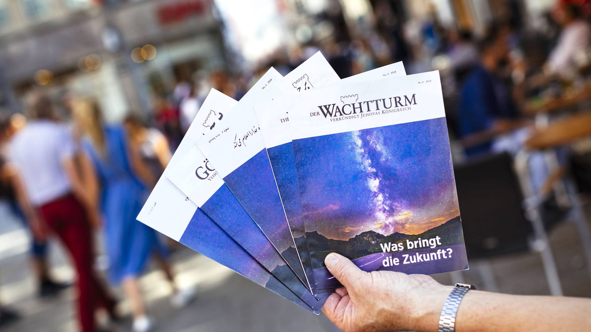 Eine Wachtturm-Broschüre der Zeugen Jehovas (Symbolbild): Wie schwer ist es eigentlich aus der Sekte auszusteigen?