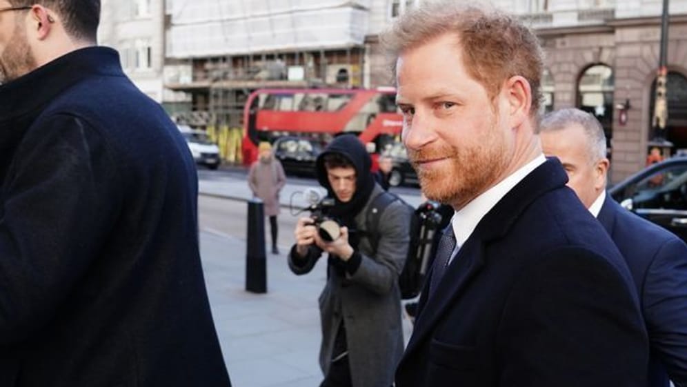 Prinz Harry: Er taucht überraschend vor einer Anhörung vor dem Royal Courts Of Justice in London auf.
