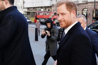 Prinz Harry: Er taucht überraschend vor einer Anhörung vor dem Royal Courts Of Justice in London auf.