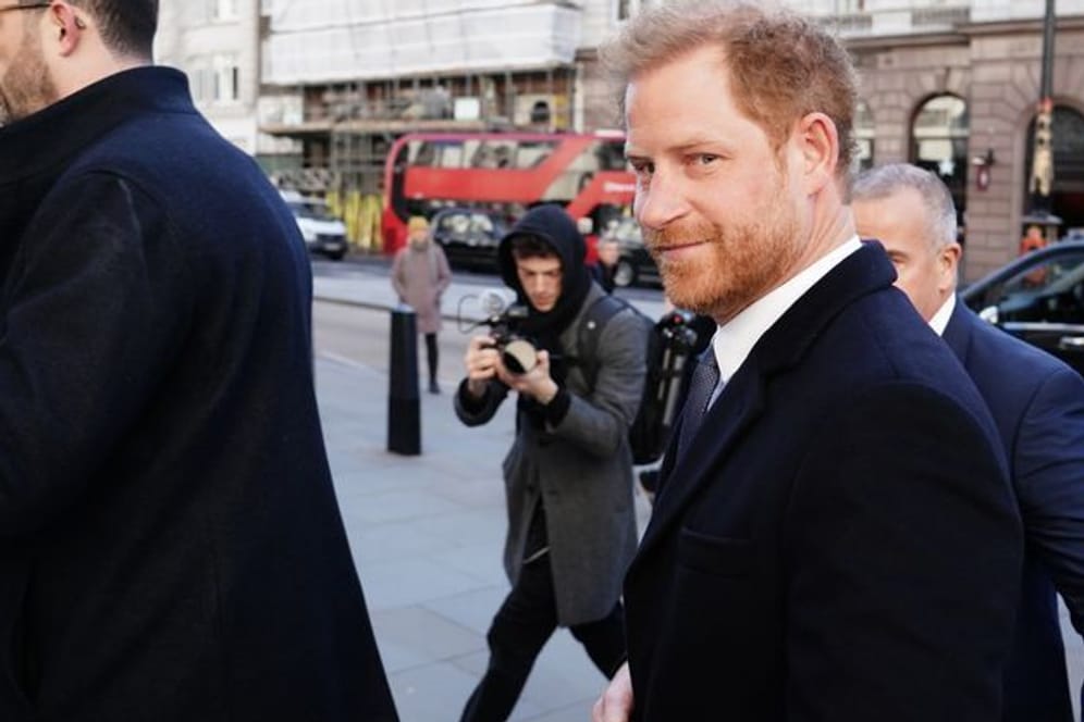 Prinz Harry: Er taucht überraschend vor einer Anhörung vor dem Royal Courts Of Justice in London auf.