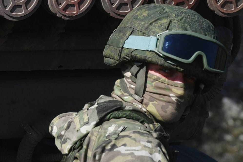Ein russischer Soldat in der Ukraine (Archivbild): Kämpfer beschweren sich über die Zustände im Krieg.