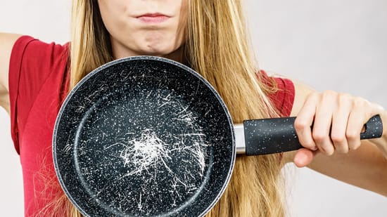 Kratzer in der Pfanne: Wann sollten sie entsorgt werden?