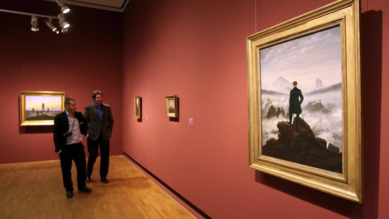 Das Gemälde "Wanderer über dem Nebelmeer" von Caspar David Friedrich während der Ausstellung (Archivbild): Aktivisten der "Letzten Generation" wollten es in Hamburg überkleben.