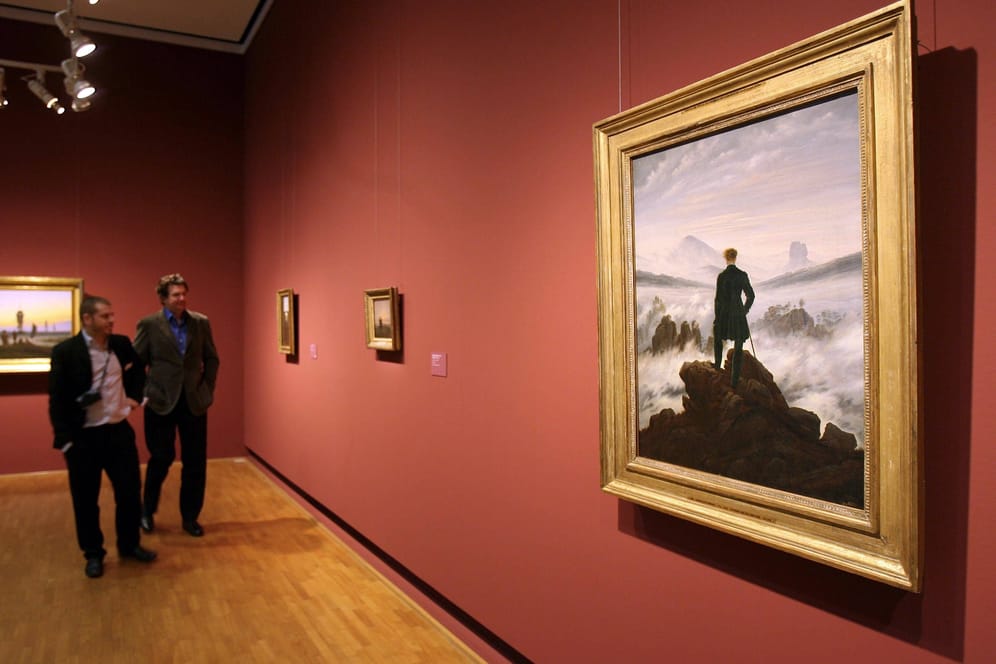 Das Gemälde "Wanderer über dem Nebelmeer" von Caspar David Friedrich während der Ausstellung (Archivbild): Aktivisten der "Letzten Generation" wollten es in Hamburg überkleben.