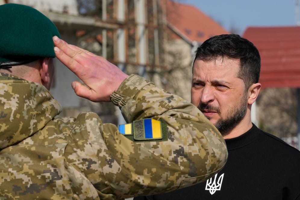 Ein Soldat salutiert vor dem ukrainischen Präsidenten Wolodymyr Selenskyj: Der Staatschef lobte die Arbeit seiner Truppen an der Grenze.