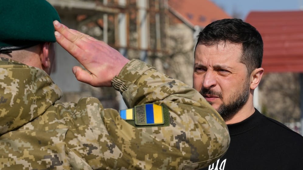 Ein Soldat salutiert vor dem ukrainischen Präsidenten Wolodymyr Selenskyj: Der Staatschef lobte die Arbeit seiner Truppen an der Grenze.