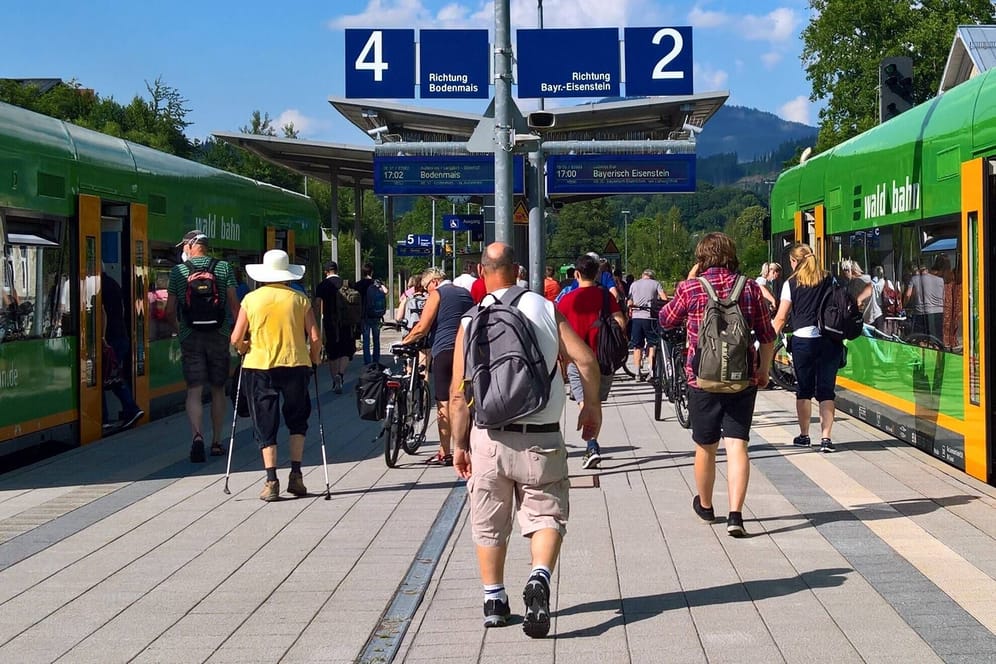 Menschen am Bahnhof in Zwiesel im Bayerischen Wald (Archivbild): Mit dem Zug ist das idyllische Mittelgebirge von München aus meist entspannt zu erreichen.