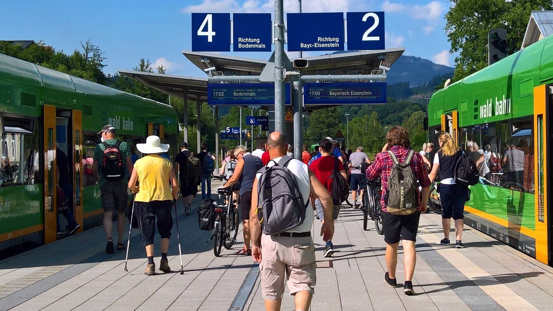 Menschen am Bahnhof in Zwiesel im Bayerischen Wald (Archivbild): Mit dem Zug ist das idyllische Mittelgebirge von München aus meist entspannt zu erreichen.