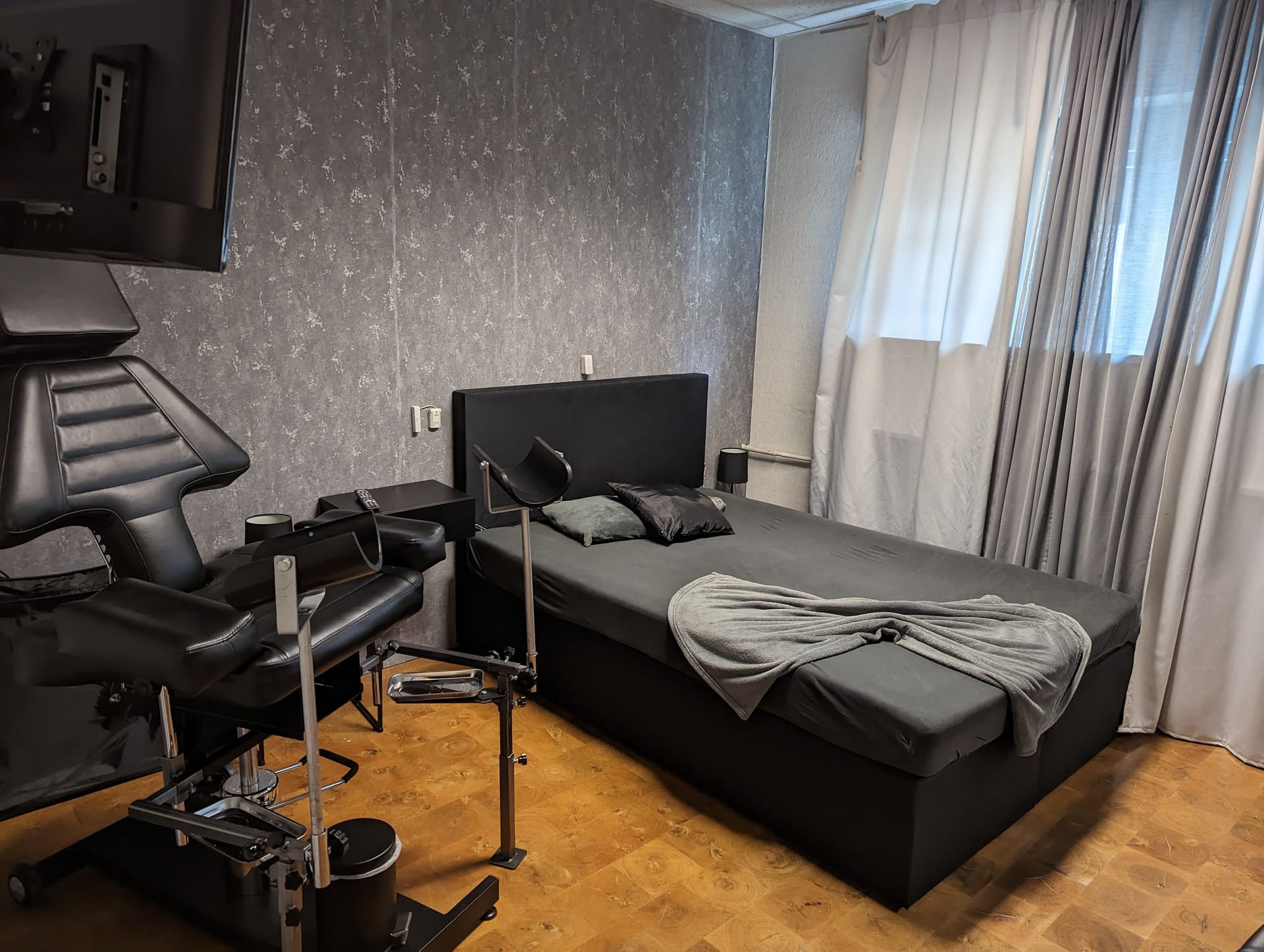 Ein Zimmer in der Frankfurter Terminwohnung: 550 Euro zahlen prostituierte hier für eine Woche.