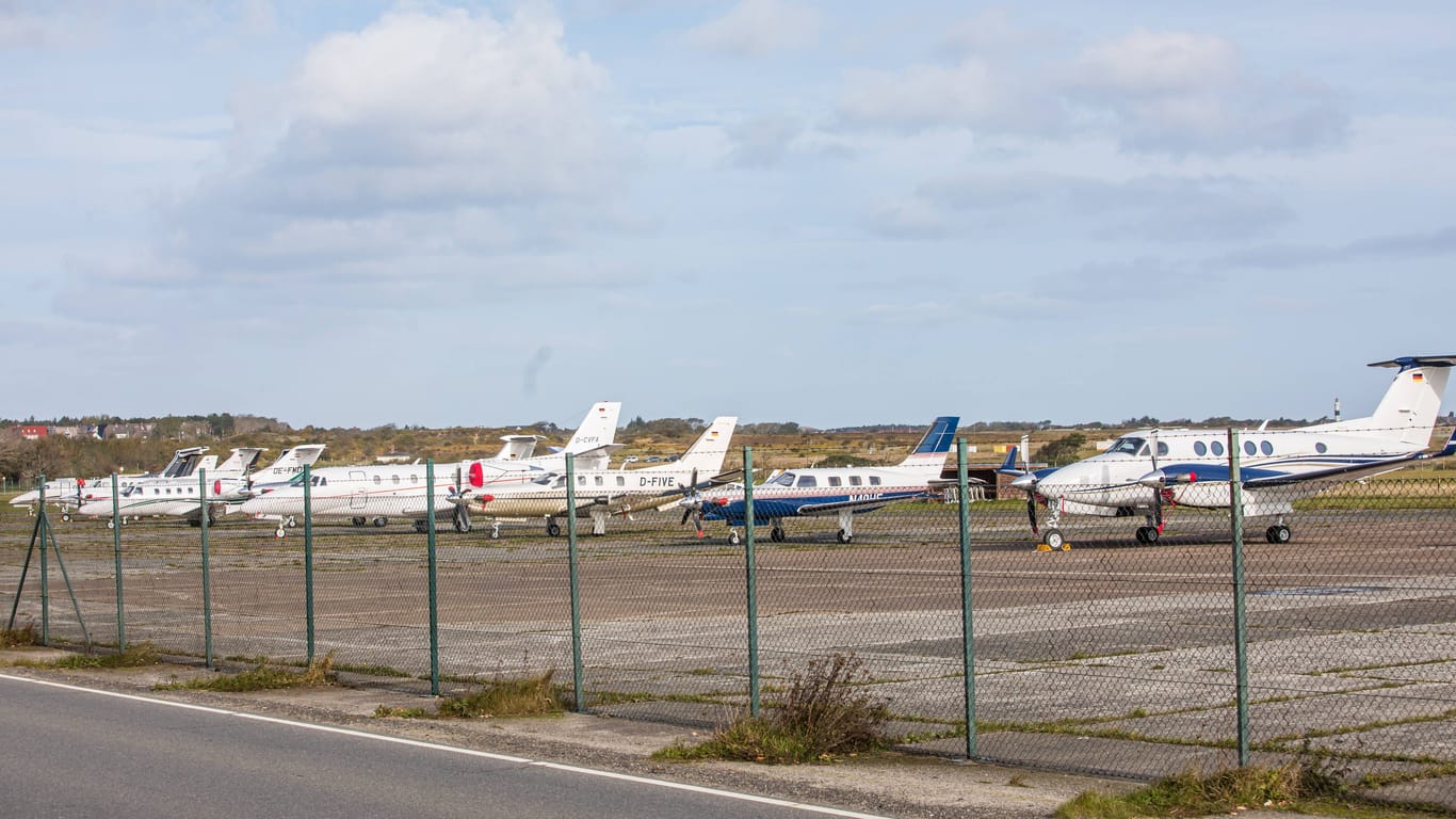 Blick auf den Flughafen auf Sylt (Archivbild): Dutzende Flugzeuge stehen auf dem Vorfeld des Flugplatzes.