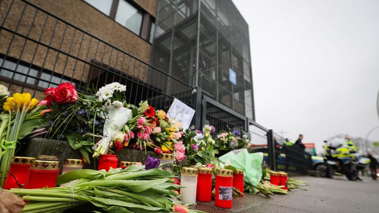 Blumen und Kerzen vor dem Eingangsbereich eines Gemeindehauses der Zeugen Jehovas: Nach dem Amoklauf in Hamburg ist weiter ein Mensch in Lebensgefahr.