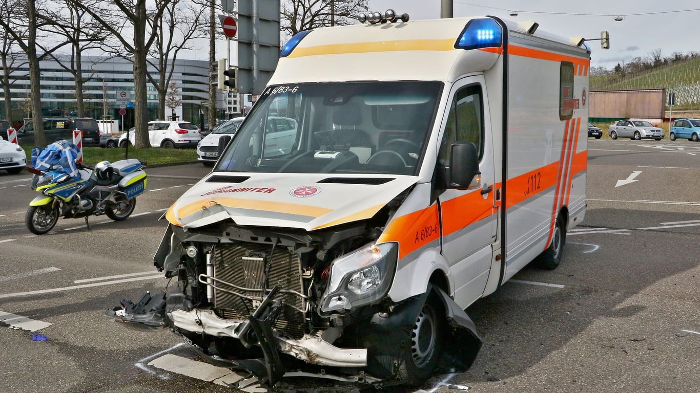 Unfall auf dem Stuttgarter Pragsattel: Beim Zusammenprall eines Renault Clio mit einem Krankenwagen wurden drei Personen verletzt.
