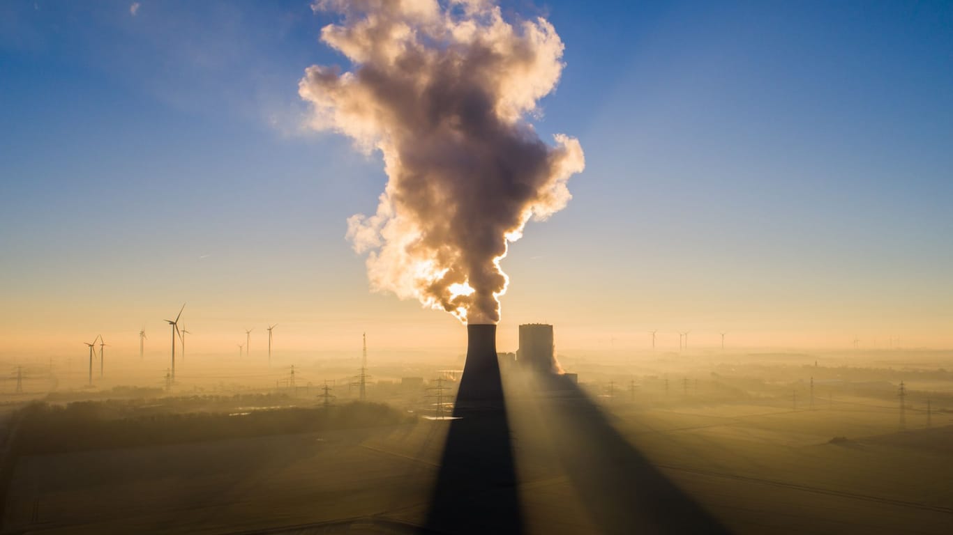 Sonnenaufgang am Kohlekraftwerk Mehrum